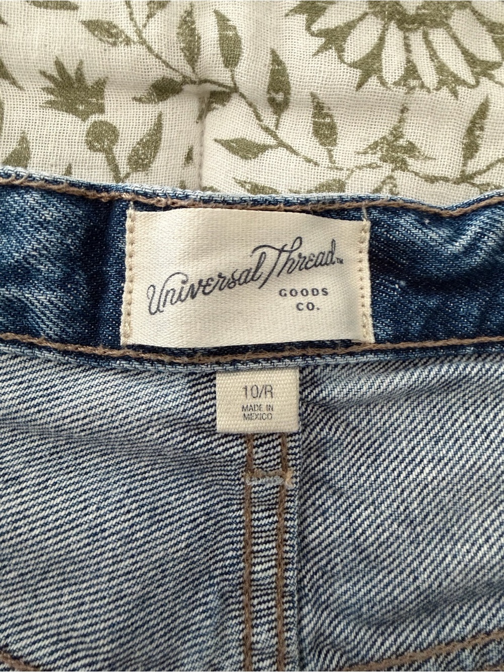 Universal Thread Mid Rise 90s Baggy Denim Shorts Size 10 Raw Hem - Picture 3 of 6